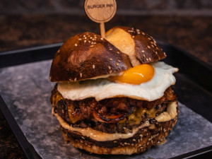 Z temna zpátky na vrchol. Burger Inn v Brně píše nový příběh a míří dál