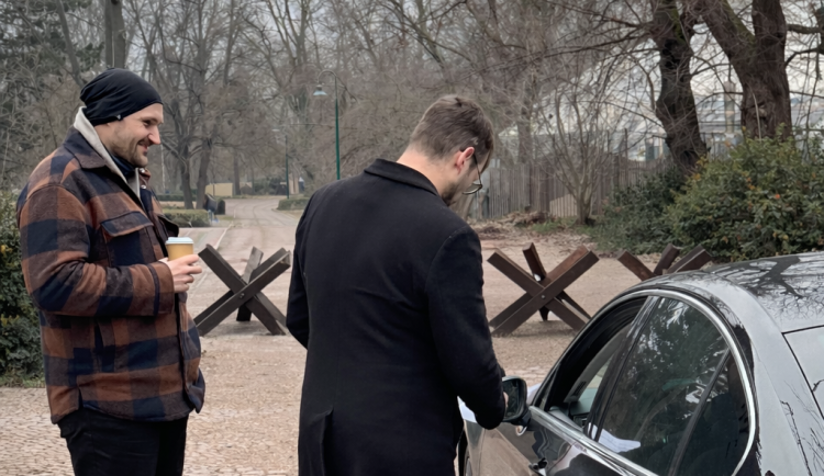 Vjezd do Lužánek střeží zátarasy. Potrápí řidiče, kteří si přes park krátí cestu