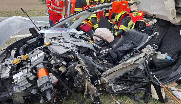 Čelní střet auta s autobusem. Ke hrozivé nehodě na Šternbersku letěl i vrtulník