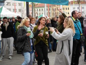 Na Zelený čtvrtek padl v Brně rekord. Lidé si společně připili zeleným pivem