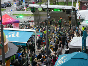 Na Zelený čtvrtek padl v Brně rekord. Lidé si společně připili zeleným pivem