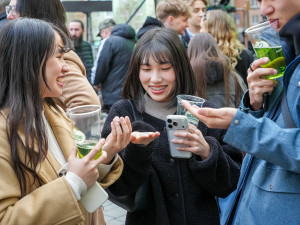 Na Zelený čtvrtek padl v Brně rekord. Lidé si společně připili zeleným pivem