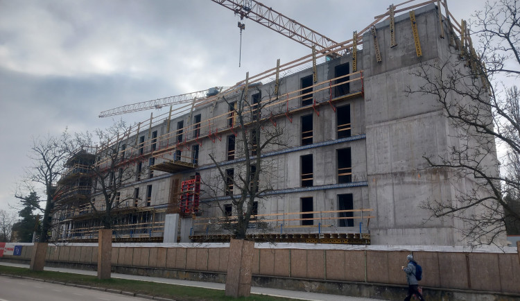 Soud rozhodl: Stavba vysokoškolských kolejí opět stojí, školu bude stát více peněz