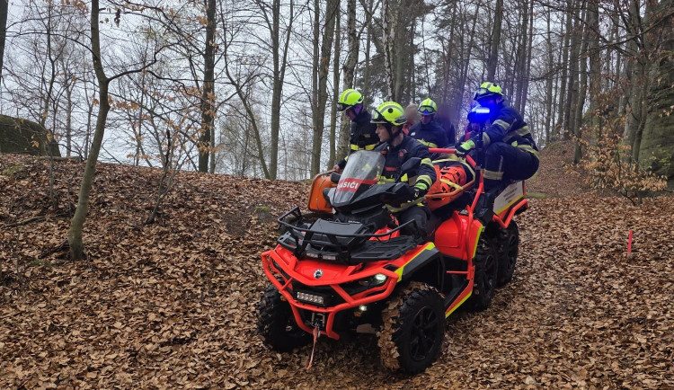 Turista si poranil nohu v těžko přístupném terénu u zříceniny Zbirohy