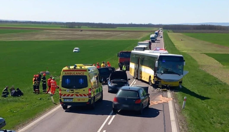 Záchranáři mají pohotovost. Při hromadné nehodě na Znojemsku se zranilo devět lidí