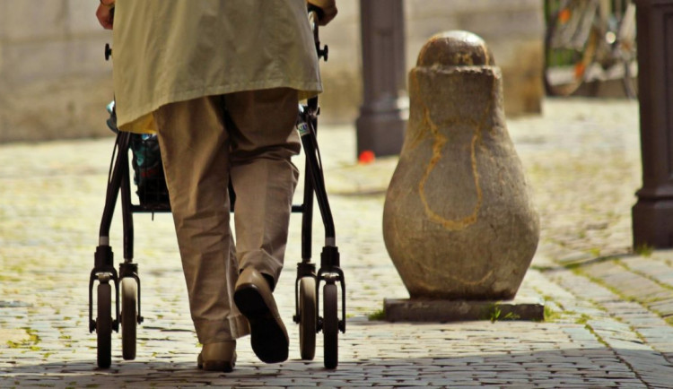 Česko stárne, míst v domovech je málo. Kraj i město investují miliony v boji s časem