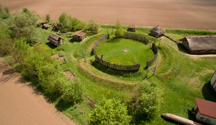 Dnes se otevírá brána do pravěku. Archeopark zahajuje sezonu