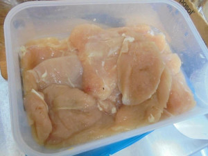 Plesnivé sýrové koule a zapáchající maso. Potravináři kontrolovali pivnici v Brně