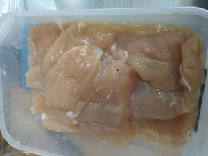 Plesnivé sýrové koule a zapáchající maso. Potravináři kontrolovali pivnici v Brně