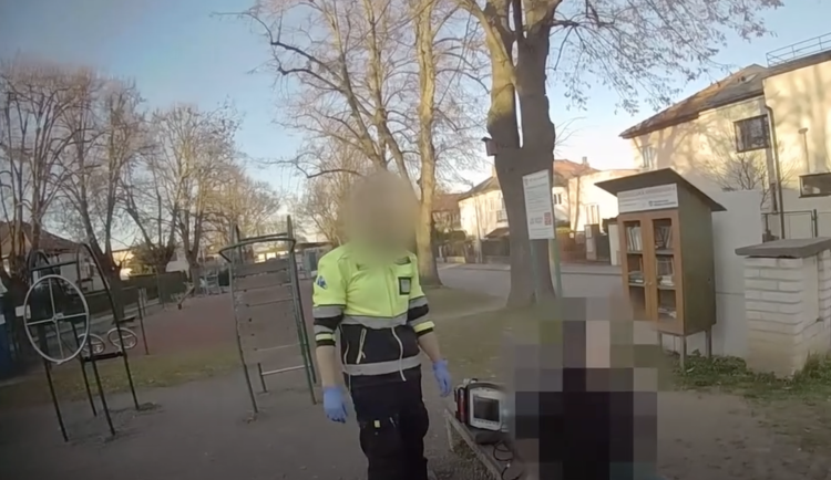 VIDEO: Opilá žena vyváděla na dětském hřišti. Naměřili jí skoro čtyři promile