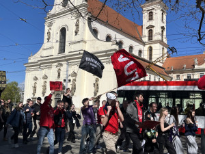 VIDEO: Studenti v Brně odstartovali majálesové oslavy. V centru postavili májku