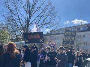 VIDEO: Studenti v Brně odstartovali majálesové oslavy. V centru postavili májku