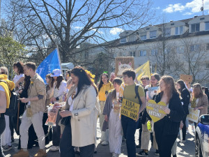 VIDEO: Studenti v Brně odstartovali majálesové oslavy. V centru postavili májku