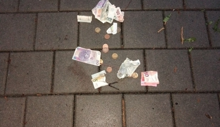 Na chodníku v Brně se válely tisíce korun. Ztratil je muž, kterému se udělalo zle