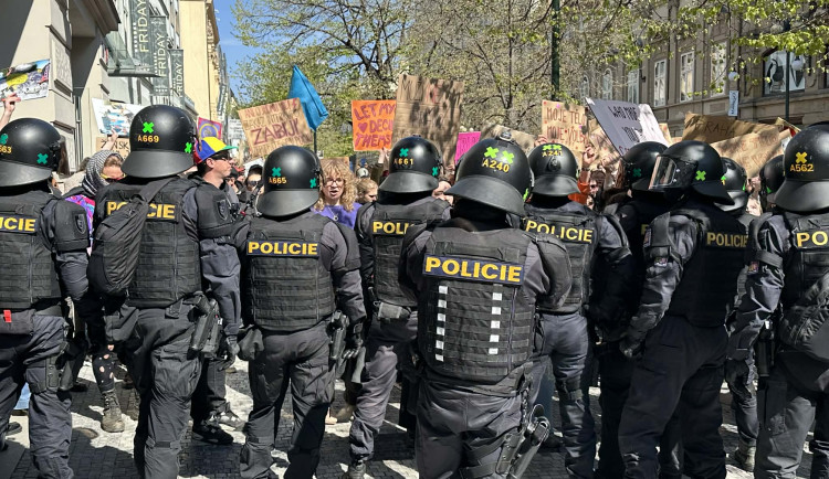 FOTO: Praha se rozdělila na dva tábory. Protestovalo se za práva žen i proti potratům