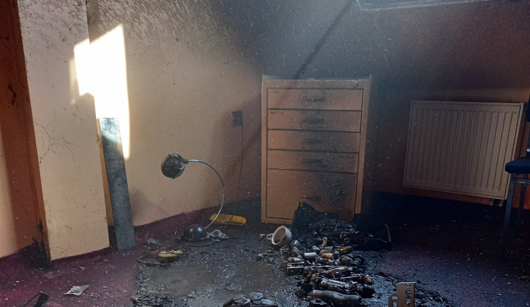 Dobrovolní hasiči zachránili dům v Žacléři