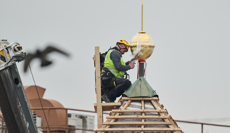 Makovice s dobovými dokumenty nově zdobí střechu brněnské Měnínské brány