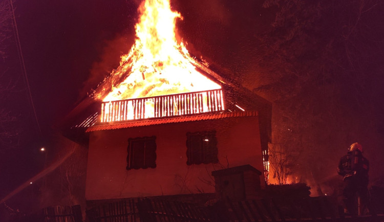 Hasiči zasahovali u požáru chaty na Blanensku, událost se obešla bez zranění