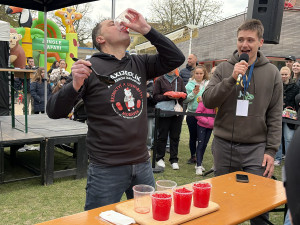 Maxijedlík v Brně během pěti minut spořádal tisíce praskacích perel do bubble tea