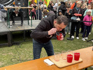 Maxijedlík v Brně během pěti minut spořádal tisíce praskacích perel do bubble tea