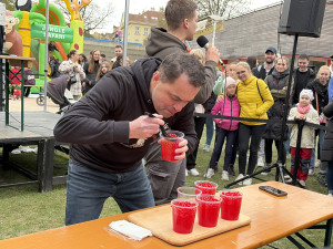 Maxijedlík v Brně během pěti minut spořádal tisíce praskacích perel do bubble tea