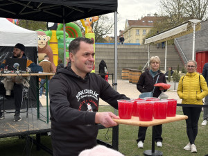 Maxijedlík v Brně během pěti minut spořádal tisíce praskacích perel do bubble tea