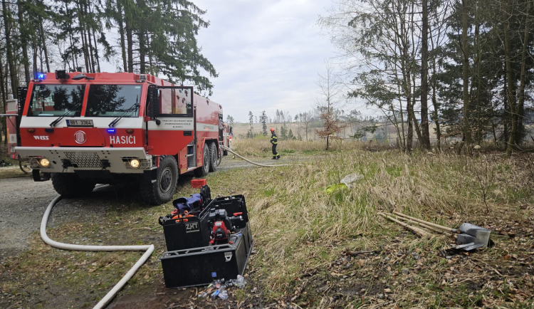 U Doubravice nad Svitavou hoří les, s hašením pomáhá policejní vrtulník