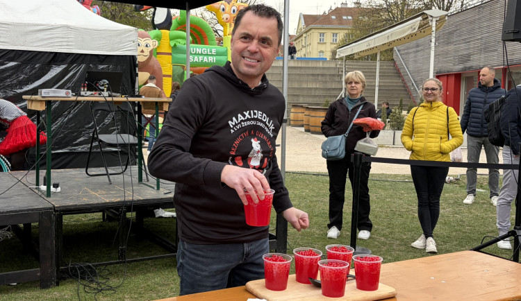 Maxijedlík v Brně během pěti minut spořádal tisíce praskacích perel do bubble tea