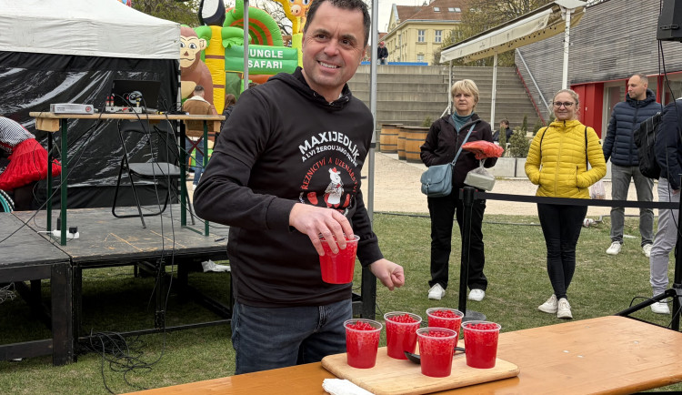 Maxijedlík v Brně během pěti minut spořádal tisíce praskacích perel do bubble tea