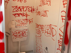 Fanoušci brněnské Zbrojovky posprejovali záchody Opavy. Škodu za 300 tisíc řeší policie