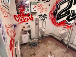 Fanoušci brněnské Zbrojovky posprejovali záchody Opavy. Škodu za 300 tisíc řeší policie