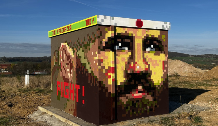 Trafostanici u Brna zdobí malba bojovníka Procházky. Autoři vsadili na herní estetiku