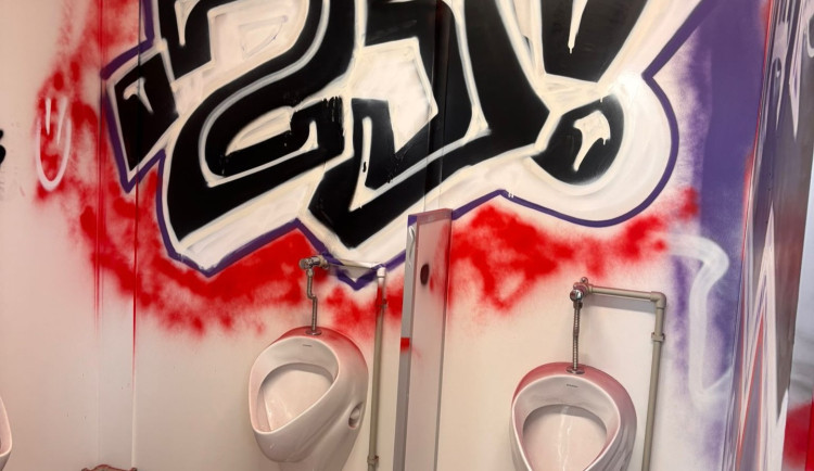 Fanoušci brněnské Zbrojovky posprejovali záchody Opavy. Škodu za 300 tisíc řeší policie