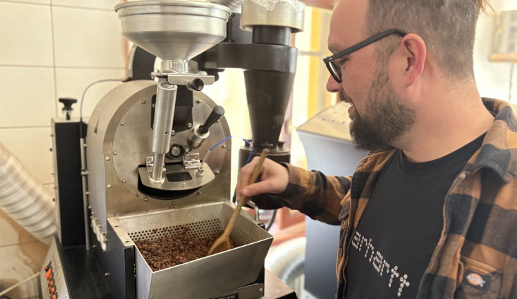 Martin Dutkiewič v pražírně