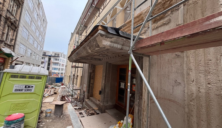 Oprava kina Varšava v Liberci potrvá déle, problém je s průsakem vody