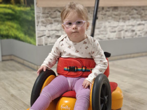 Malá Viktorka z Třebíče trpí vzácnou nemocí. Rodina bojuje o její lepší život