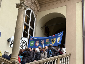 FOTO: Lidé na zastupitelstvu v Brně protestují proti sjezdu sudetských Němců