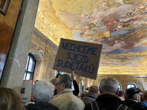 FOTO: Lidé na zastupitelstvu v Brně protestují proti sjezdu sudetských Němců
