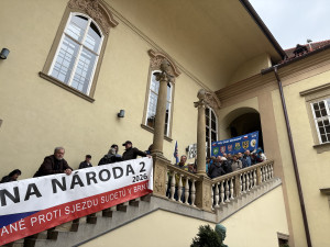 FOTO: Lidé na zastupitelstvu v Brně protestují proti sjezdu sudetských Němců
