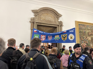 FOTO: Lidé na zastupitelstvu v Brně protestují proti sjezdu sudetských Němců