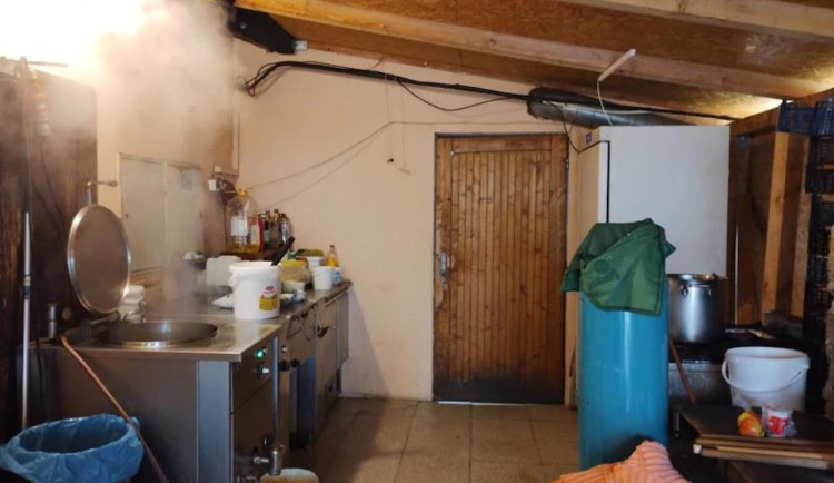 Průšvih podniku na dálnici před Brnem. Inspektoři zavřeli část motorestu u Toma