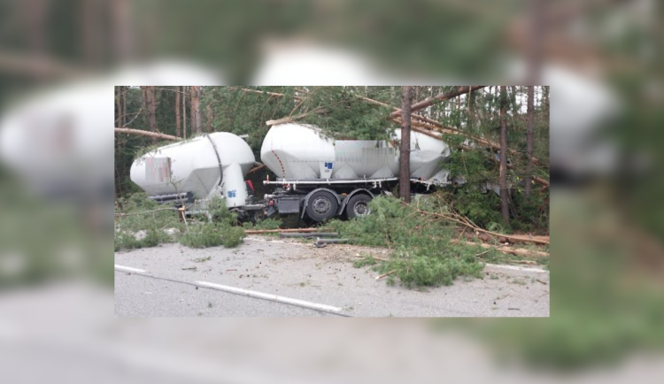 Kvůli nehodě se zraněním byl uzavřený sjezd na Jihlavu. Řidič zřejmě usnul