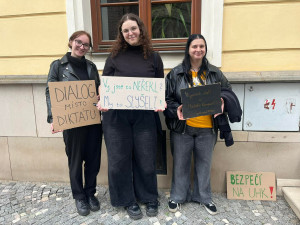 Studenti demonstrovali před rektorátem Univerzity Hradec Králové.