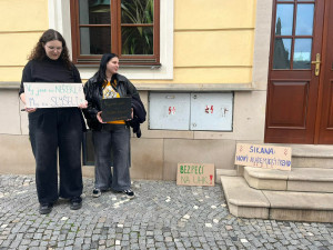 Šikana jako nový akademický trend? Studenti demonstrovali před rektorátem
