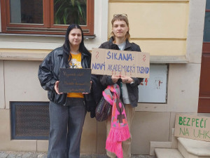Šikana jako nový akademický trend? Studenti demonstrovali před rektorátem