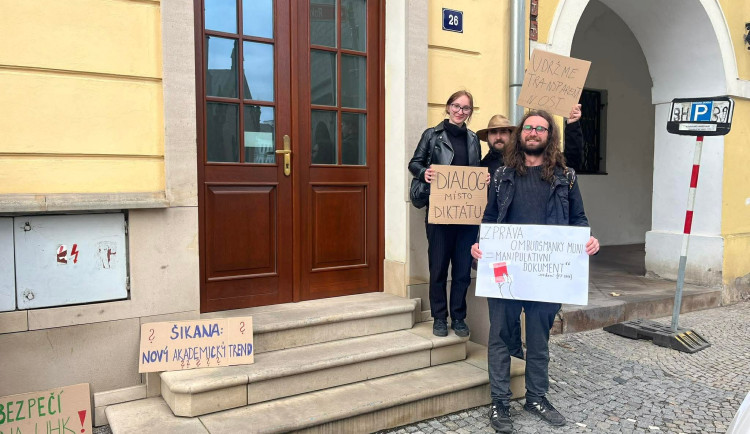 Šikana jako nový akademický trend? Studenti demonstrovali před rektorátem