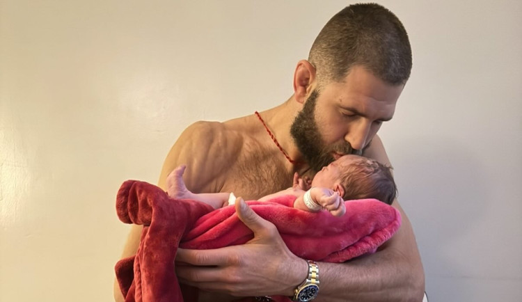 Z klece do porodnice. Bijec Procházka je tátou, pochlubil se dcerou Eleonoru