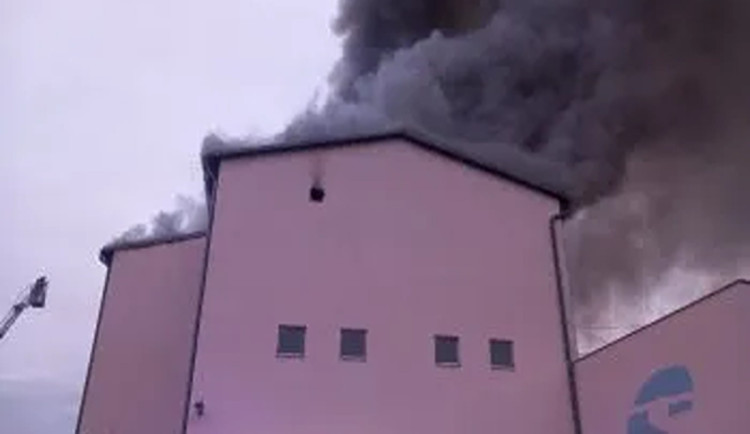 Hoří sklad plastů v brněnských Přízřenicích. V okolí nevětrejte, apelují hasiči