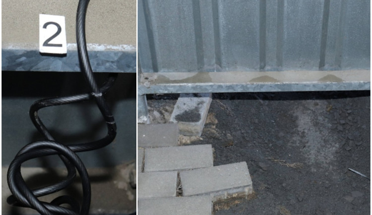 Lhal policistům. Mladík v Orlové se prokopal do kolárny, aby ukradl koloběžku