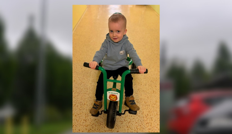 Dětští pacienti v jihlavské nemocnici mohou i s infuzí jezdit na speciální tříkolce